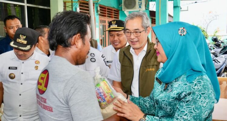 Utusan Presiden RI dan TP PKK Kota Binjai Salurkan Bantuan untuk Warga Terdampak Banjir