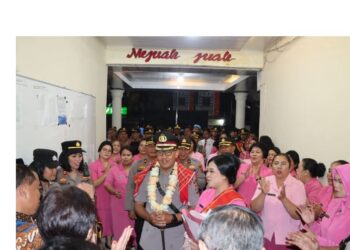 Kapolres Tanah Karo AKBP Pebriandi Haloho Disambut Tradisi Pedang Pora di Mapolres