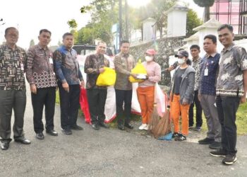 Bupati Humbang Hasundutan Berikan Bingkisan Apresiasi kepada Petugas Kebersihan DLH
