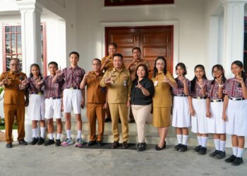 Bupati Humbahas Dr Oloan P Nababan Beri Motivasi Khusus Siswa SMP yang Lolos ke SMA Unggulan