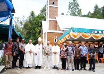 Bupati Franc Bernhard Tumanggor Hadiri Peresmian Gereja Katolik Stasi Simervara dan Penerimaan Sakramen Krisma