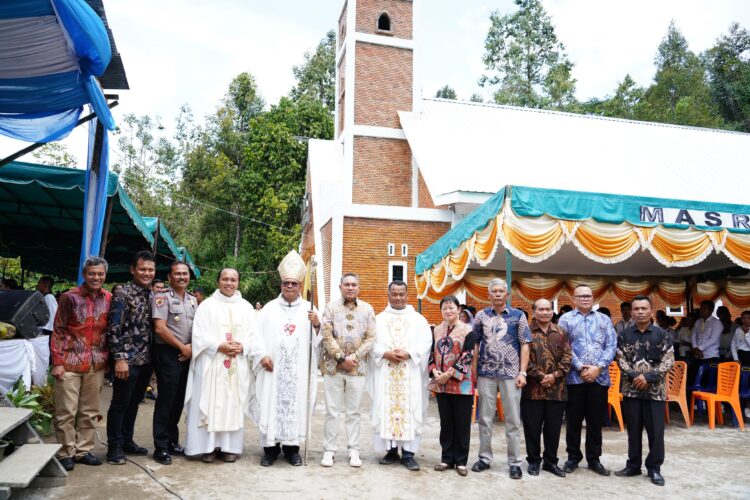 Bupati Franc Bernhard Tumanggor Hadiri Peresmian Gereja Katolik Stasi Simervara dan Penerimaan Sakramen Krisma