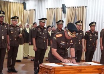 Lantik Wakajati dan 7 Kajari Baru, Kajati Sumut Muhibuddin: Bentengi Diri dengan Iman dan Taqwa