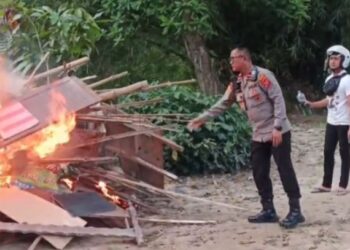 Gempur Peredaran Narkoba, Polsek Medan Baru Robohkan dan Bakar Gubuk Transaksi di Starban