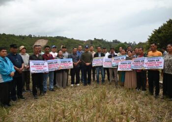 Genjot Ketahanan Pangan, Bupati Humbahas Oloan P Nababan Serahkan Bantuan Pompa Air ke Kelompok Tani Onan Ganjang