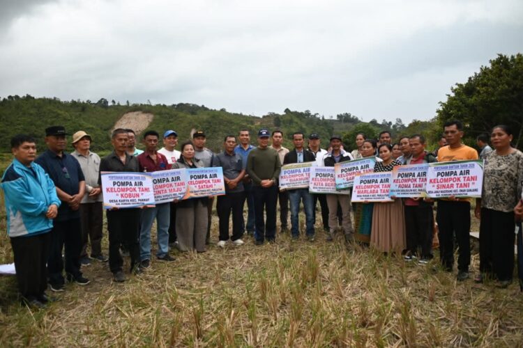 Genjot Ketahanan Pangan, Bupati Humbahas Oloan P Nababan Serahkan Bantuan Pompa Air ke Kelompok Tani Onan Ganjang