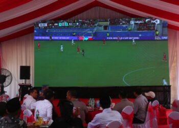 Kapolda Kepri Nobar Piala Dunia 2026 Bersama Warga Sekupang, Bagikan 500 Paket Sembako di Hari Bhayangkara ke-80