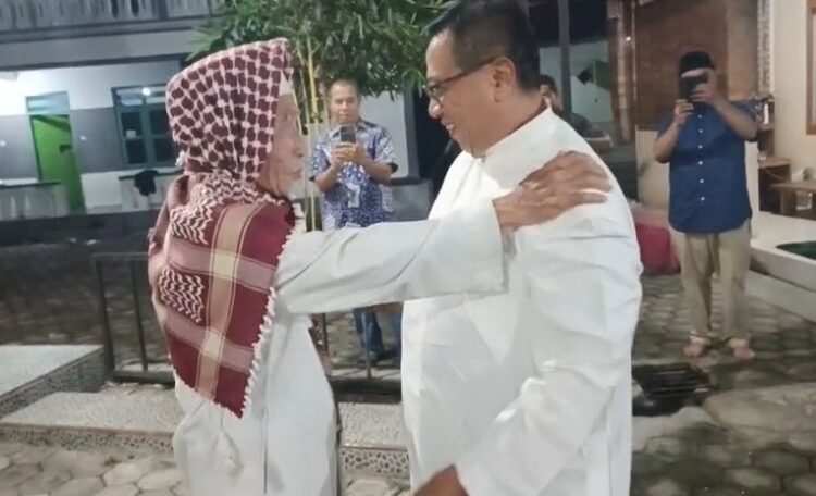 Dekapan Hangat KH Fathulloh dan Romo Damianus di Banyuwangi: Ikthtiar Merawat Toleransi yang Kian Langka