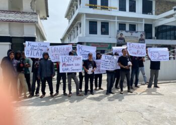 Edis Sigalingging Pimpin Aksi Front Justice di Kejari Simalungun, Desak Percepatan Penanganan Laporan Dugaan Korupsi