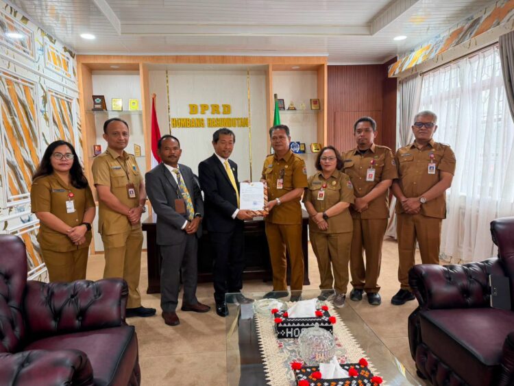 Pemkab Humbahas Serahkan Dokumen KUA-PPAS 2027 ke DPRD, Pendapatan Daerah Diproyeksikan Rp915,27 Miliar