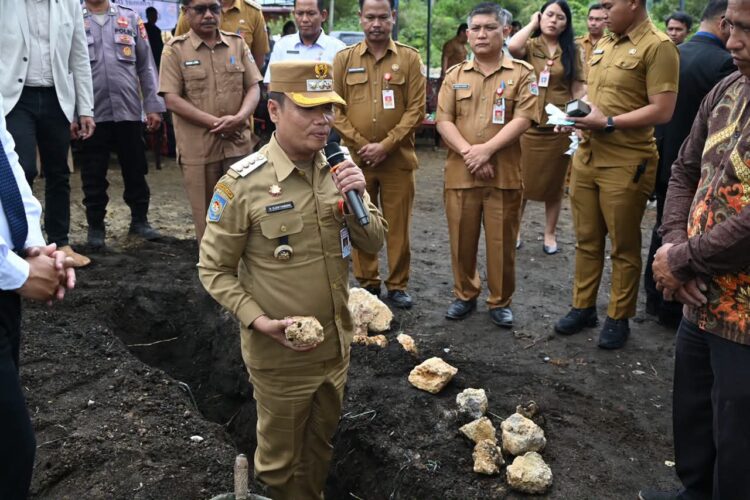 Wujudkan Kerinduan Umat, Bupati Humbahas Letakkan Batu Pertama Pembangunan GBI Hutapaung