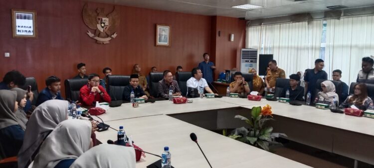 Mengedukasi Generasi Muda: Pimpinan DPRD Medan Sambut Kunjungan Parliament Tour Mahasiswa Undhar