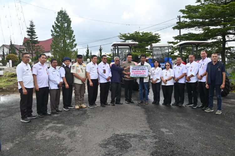 Kolaborasi Kementan dan Pemkab: Bupati Humbahas Serahkan Bantuan Traktor R4 Kepada Kelompok Tani