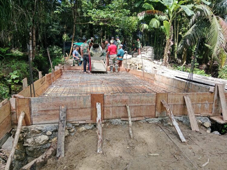 Satgas Karya Bakti TNI Kebut Pembangunan Jembatan Beton di Nias Selatan