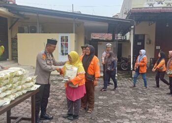 Jumat Berkah Polsek Medan Baru, 75 Karung Beras Disalurkan untuk Petugas Kebersihan dan Abang Becak