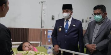 Bupati Karo Bersama Forkopimda Tinjau Penanganan Pasien Dugaan Keracunan MBG