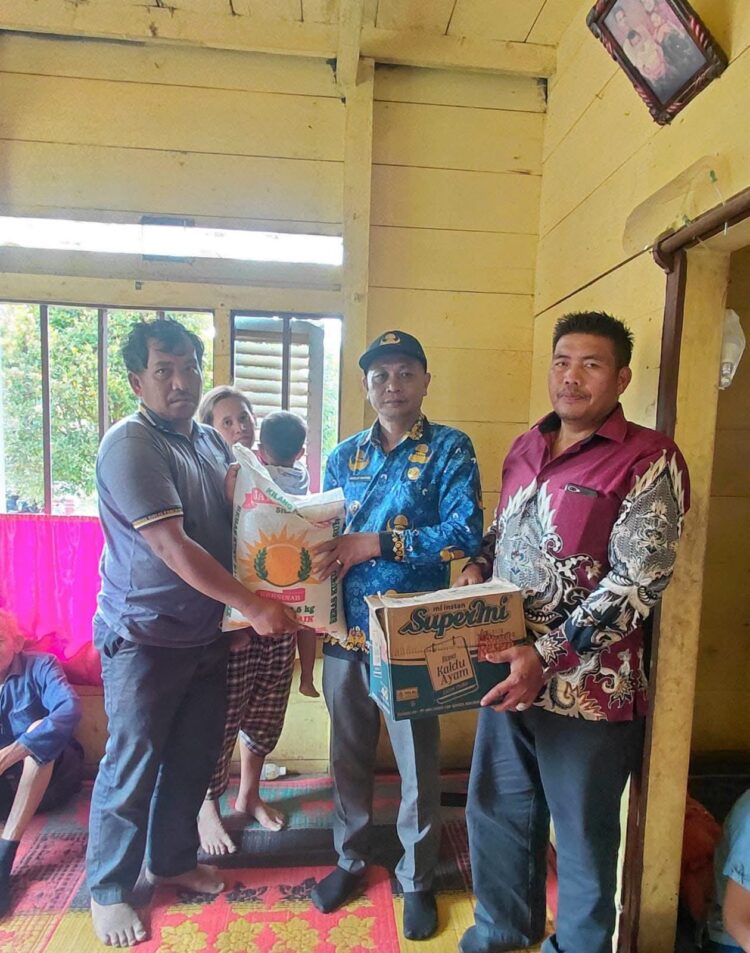 Bentuk Kepedulian, Pemkab Humbahas Salurkan Bantuan Sandang dan Pangan untuk Korban Kebakaran di Parlilitan