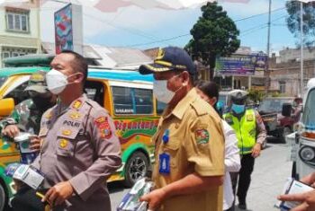 Pemkab Karo Bagikan Masker Gratis untuk Warga Terdampak Abu Vulkanik Gunung Sinabung