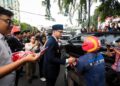 Semarak HUT ke-81 RI, Rico Waas dan Zakiyuddin Bagikan Bendera ke Warga Medan