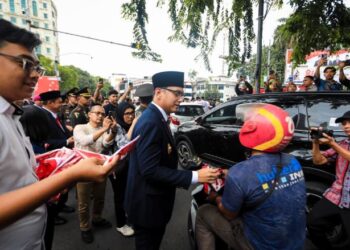 Semarak HUT ke-81 RI, Rico Waas dan Zakiyuddin Bagikan Bendera ke Warga Medan