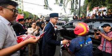Semarak HUT ke-81 RI, Rico Waas dan Zakiyuddin Bagikan Bendera ke Warga Medan