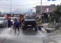 Pemkab Karo Tindak Cepat Lakukan Penyiraman Jalan Terdampak Abu Vulkanik