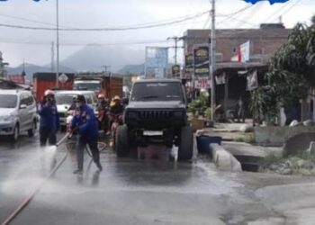Pemkab Karo Tindak Cepat Lakukan Penyiraman Jalan Terdampak Abu Vulkanik