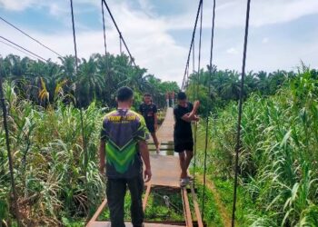 Aksi Satgas Kodam I/BB Pulihkan Jembatan Gantung Desa Sisalean-Jorang Balanga