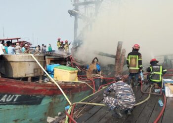 KM Cendrawasih Laut Terbakar di Belawan, Posal Medan Labuhan Amankan Lokasi