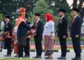 Wali Kota Medan Rico Waas Serahkan Satyalancana Karya Satya kepada Kadis Kominfo