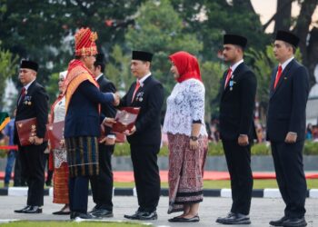 Wali Kota Medan Rico Waas Serahkan Satyalancana Karya Satya kepada Kadis Kominfo