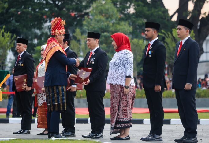 Wali Kota Medan Rico Waas Serahkan Satyalancana Karya Satya kepada Kadis Kominfo