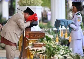 Presiden Prabowo Pimpin Upacara Penurunan Bendera Merah Putih di Istana Merdeka
