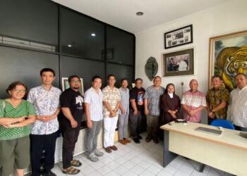 Pertemuan Unik Uskup Surabaya dan Biarawati Berkat Patung St. Yusuf Arimatea