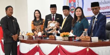 Bupati Humbahas Terima Pemandangan Umum Fraksi Terhadap Ranperda P-APBD TA 2026