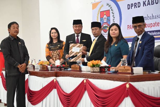 Bupati Humbahas Terima Pemandangan Umum Fraksi Terhadap Ranperda P-APBD TA 2026