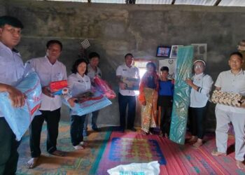 Pemkab Humbahas Salurkan Bantuan Sembako dan Sandang untuk Korban Kebakaran di Sihikkit