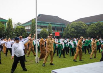 Semangat Anak Indonesia Hebat Menggema: Mendikdasmen Abdul Mu’ti dan Rico Waas Senam Bersama di SMPN 1 Medan