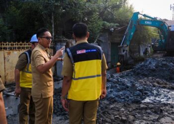 Atasi Banjir, Rico Waas Tinjau Pengerjaan Proyek Drainase 385 Meter di Sei Agul