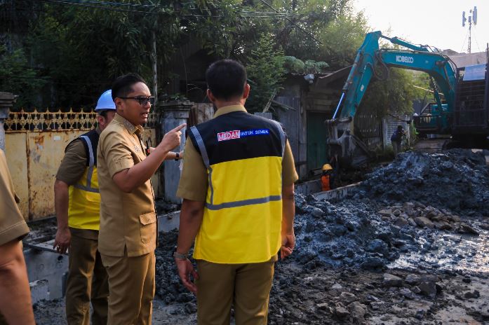 Atasi Banjir, Rico Waas Tinjau Pengerjaan Proyek Drainase 385 Meter di Sei Agul