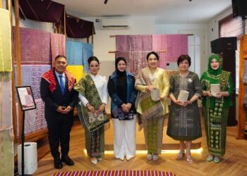 Perkuat Ekonomi Kreatif Berbasis Budaya, Airin Rico Waas Resmikan Gallery Torose