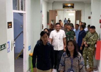 Gubernur Bobby Bersama Wapres Tinjau Siswa Diduga Keracunan MBG di Karo