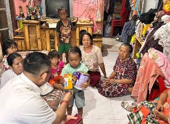 Menyusuri Gang Sempit Medan Tembung: Aksi Wong Chun Sen Rawat Harapan Anak 