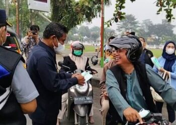 Antisipasi Udara Buruk, Walikota Binjai Bagikan 10.000 Masker Gratis