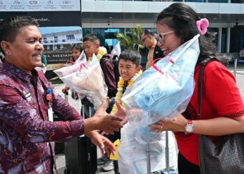 Pemkab Humbahas Sambut Kepulangan Tim Gasing Juara Umum di Bandara Silangit
