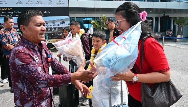 Pemkab Humbahas Sambut Kepulangan Tim Gasing Juara Umum di Bandara Silangit