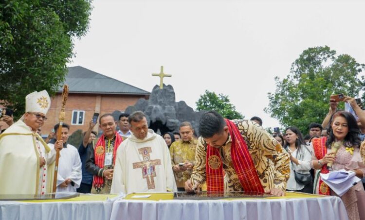 Gubsu Bobby Nasution Bersama Wabup Lom Lom Suwondo Hadiri Pemberkatan Santuario Paroki St. Yohanes Paulus II Namopecawir