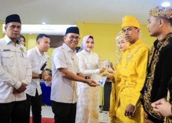 Hadiri Nikah Massal, Wakil Wali Kota Medan Serahkan Buku Nikah dan Uang Saku