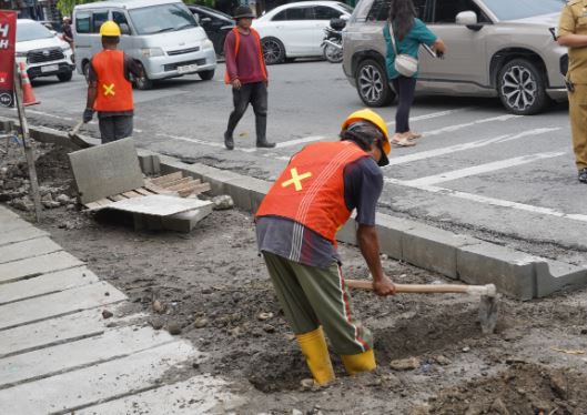 Wali Kota Medan Rico Waas Tinjau Pembangunan Trotoar Ramah Difabel di Jalan Juanda dan Merak Jingga